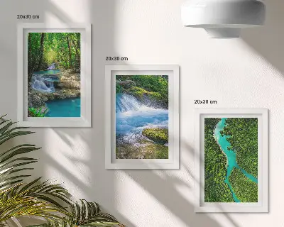 Set ingelijste schilderijen met groene bossen en kristalhelder rivierwater