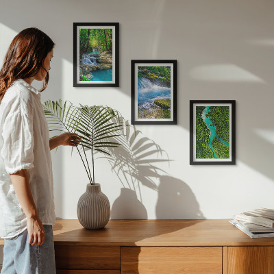Set van ingelijste schilderijen Groene bossen en kristalhelder rivierwater.