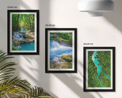 Set van ingelijste schilderijen Groene bossen en kristalhelder rivierwater.