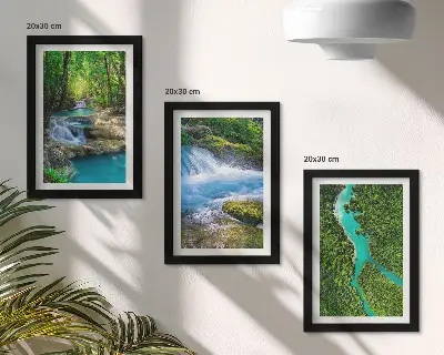 Set ingelijste schilderijen met groene bossen en kristalhelder rivierwater