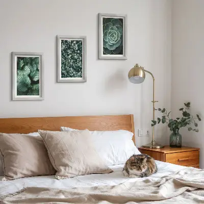 Gallery wall met groene bladplanten en stijlvolle vetplanten