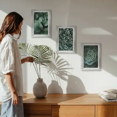 Gallery wall met groene bladplanten en stijlvolle vetplanten