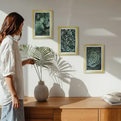 Gallery wall met groene bladplanten en stijlvolle vetplanten
