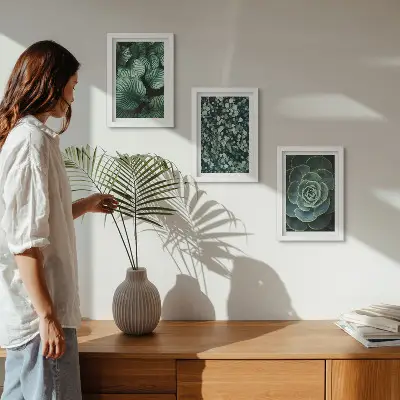 Gallery wall met groene bladplanten en stijlvolle vetplanten