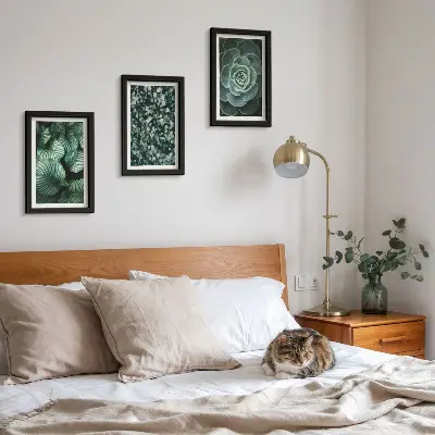 Gallery wall met groene bladplanten en stijlvolle vetplanten