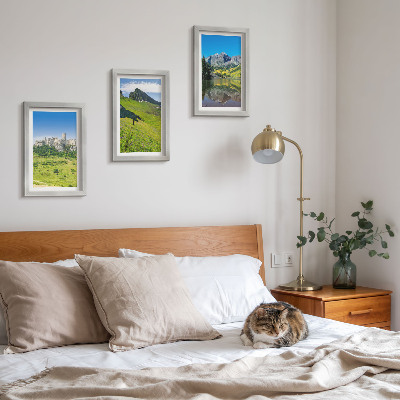 Gallery wall Groene heuvels met een kasteel en berglandschappen.
