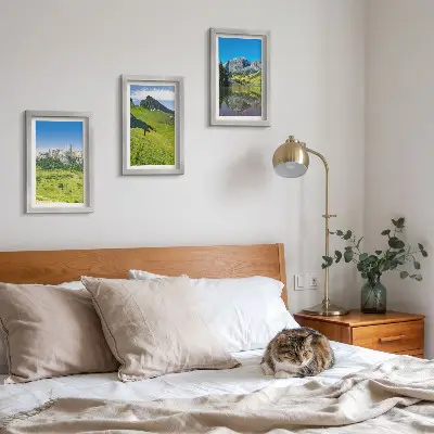 Gallery wall met groene heuvels, een kasteel en berglandschappen