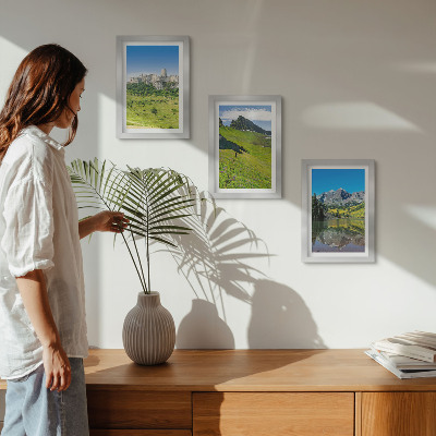 Gallery wall Groene heuvels met een kasteel en berglandschappen.