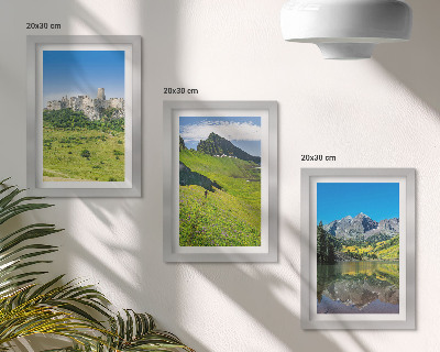 Gallery wall Groene heuvels met een kasteel en berglandschappen.