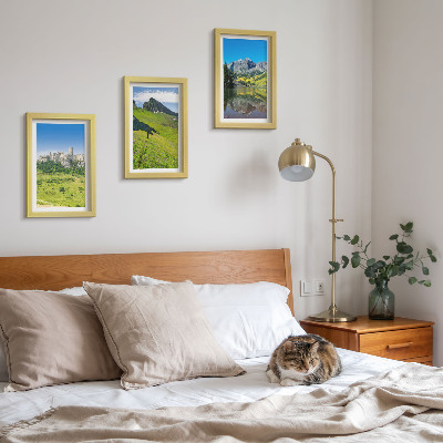 Gallery wall Groene heuvels met een kasteel en berglandschappen.