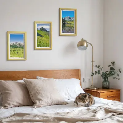 Gallery wall met groene heuvels, een kasteel en berglandschappen