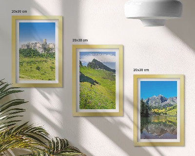 Gallery wall Groene heuvels met een kasteel en berglandschappen.