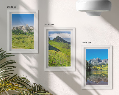 Gallery wall Groene heuvels met een kasteel en berglandschappen.