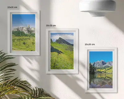 Gallery wall met groene heuvels, een kasteel en berglandschappen