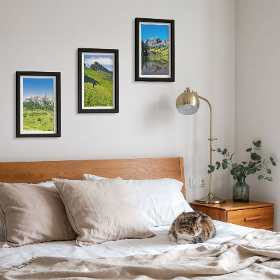 Gallery wall Groene heuvels met een kasteel en berglandschappen.