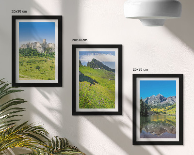 Gallery wall Groene heuvels met een kasteel en berglandschappen.