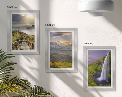 Set van ingelijste schilderijen Schilderachtige berglandschappen met een waterval en een pad.