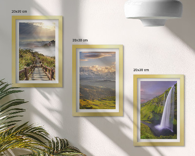 Set van ingelijste schilderijen Schilderachtige berglandschappen met een waterval en een pad.