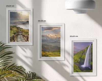 Set van ingelijste schilderijen Schilderachtige berglandschappen met een waterval en een pad.