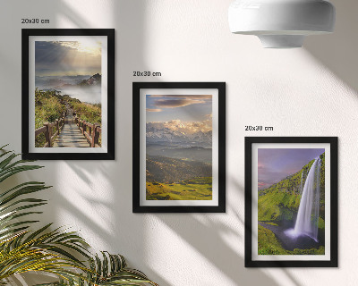 Set van ingelijste schilderijen Schilderachtige berglandschappen met een waterval en een pad.
