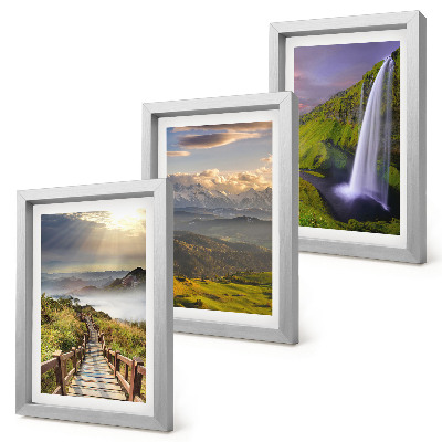 Set van ingelijste schilderijen Schilderachtige berglandschappen met een waterval en een pad.
