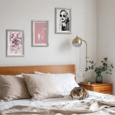 Set van ingelijste schilderijen met bloemen in roze tinten en een elegante vrouw