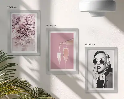 Set van ingelijste schilderijen met bloemen in roze tinten en een elegante vrouw