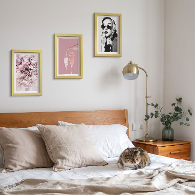 Set van ingelijste schilderijen Bloemen in verschillende tinten roze en een elegante vrouw