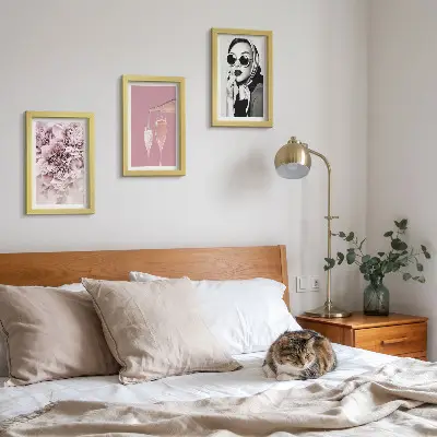 Set van ingelijste schilderijen met bloemen in roze tinten en een elegante vrouw