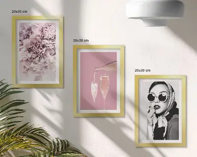 Set van ingelijste schilderijen met bloemen in roze tinten en een elegante vrouw
