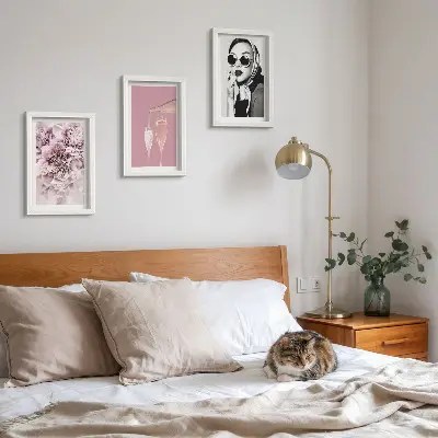 Set van ingelijste schilderijen met bloemen in roze tinten en een elegante vrouw
