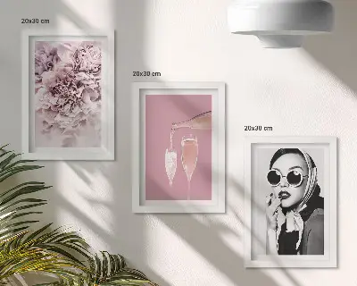 Set van ingelijste schilderijen met bloemen in roze tinten en een elegante vrouw