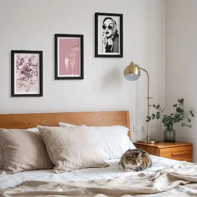 Set van ingelijste schilderijen met bloemen in roze tinten en een elegante vrouw