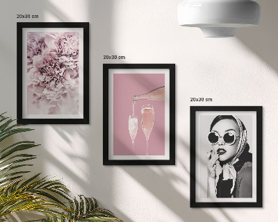 Set van ingelijste schilderijen Bloemen in verschillende tinten roze en een elegante vrouw
