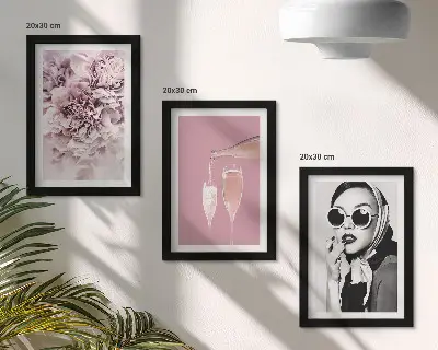 Set van ingelijste schilderijen met bloemen in roze tinten en een elegante vrouw