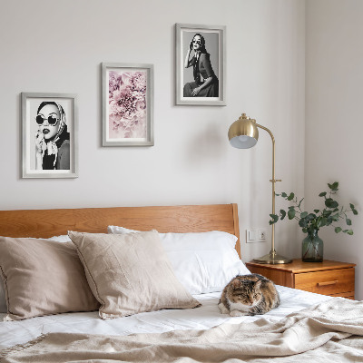 Gallery wall Stijlvolle portretten van vrouwen met roze bloemen