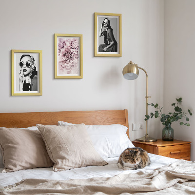 Gallery wall Stijlvolle portretten van vrouwen met roze bloemen