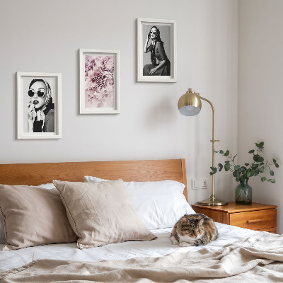 Gallery wall Stijlvolle portretten van vrouwen met roze bloemen