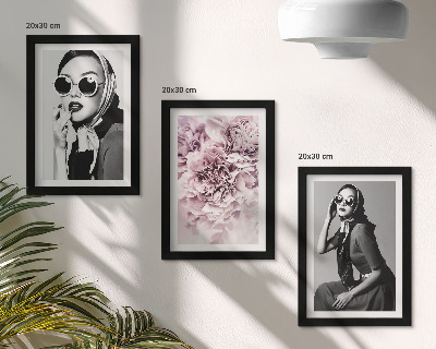 Gallery wall Stijlvolle portretten van vrouwen met roze bloemen