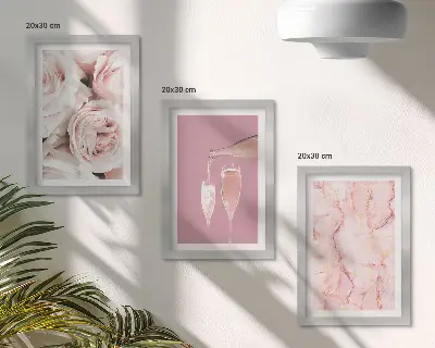 Set van ingelijste schilderijen met champagnekleurige rozen op een pastelkleurige marmeren achtergrond