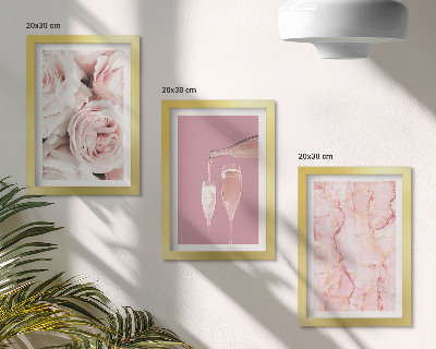 Set van ingelijste schilderijen Champagnekleurige rozen en een pastelkleurige marmeren achtergrond.
