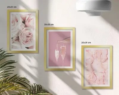 Set van ingelijste schilderijen met champagnekleurige rozen op een pastelkleurige marmeren achtergrond