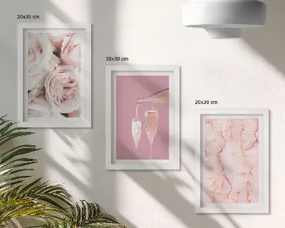Set van ingelijste schilderijen met champagnekleurige rozen op een pastelkleurige marmeren achtergrond