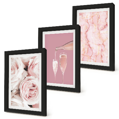 Set van ingelijste schilderijen Champagnekleurige rozen en een pastelkleurige marmeren achtergrond.
