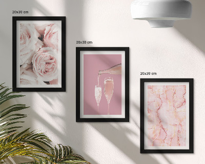 Set van ingelijste schilderijen Champagnekleurige rozen en een pastelkleurige marmeren achtergrond.