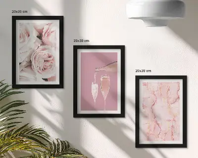 Set van ingelijste schilderijen met champagnekleurige rozen op een pastelkleurige marmeren achtergrond