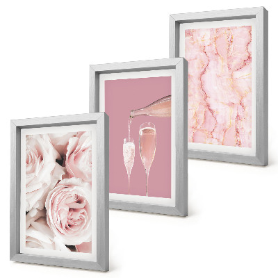 Set van ingelijste schilderijen Champagnekleurige rozen en een pastelkleurige marmeren achtergrond.
