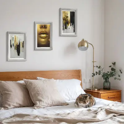 Set van ingelijste schilderijen met abstracte kunst en een vrouwenportret