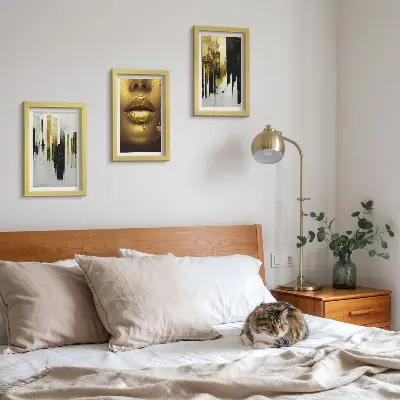 Set van ingelijste schilderijen met abstracte kunst en een vrouwenportret