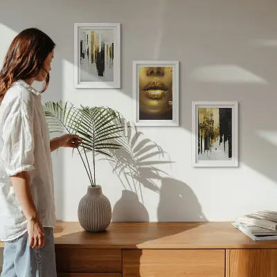 Set van ingelijste schilderijen met abstracte kunst en een vrouwenportret
